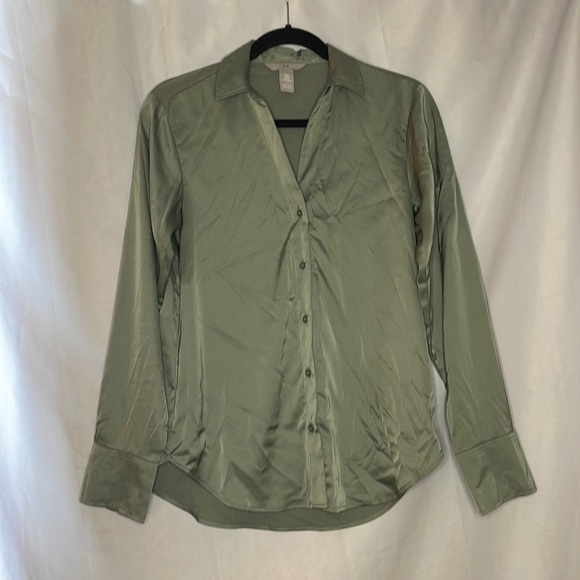 H&M SATIN GREEN BUTTON DOWN (X-Small) - Picture 1 of 6
